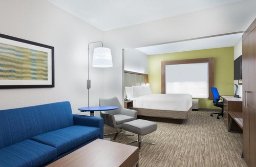 Summit Station Hotel | Holiday Inn Express & Suites - Columbus Airport East by IHG