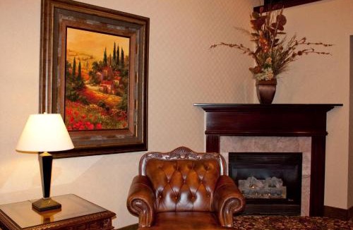 Mentor Hotel | Holiday Inn Express & Suites Mentor - Banquet Center by IHG