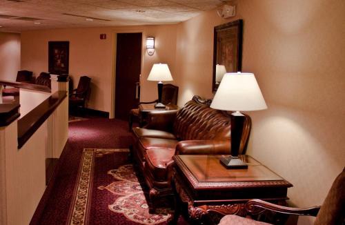 Mentor Hotel | Holiday Inn Express & Suites Mentor - Banquet Center by IHG