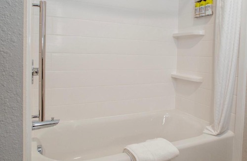 Central Oklahoma City Hotel | Holiday Inn Express & Suites - Oklahoma City Airport by IHG