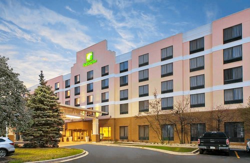 Bolingbrook Hotel | Holiday Inn Hotel & Suites Bolingbrook, an IHG Hotel