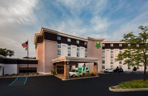 Glendale Hotel | Holiday Inn Milwaukee Riverfront, an IHG Hotel