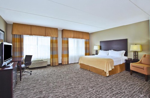 Ashwaubenon Hotel | Holiday Inn & Suites Green Bay Stadium by IHG