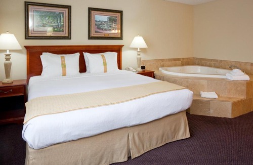 St. Cloud Hotel | Holiday Inn & Suites St. Cloud by IHG