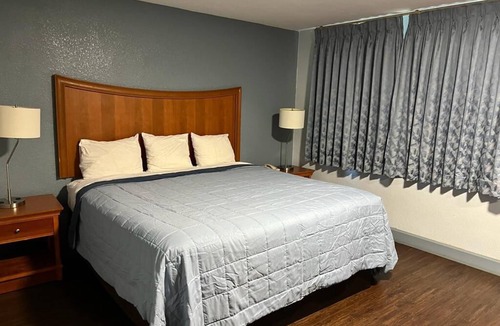 Jeffersonville Hotel | Holiday Motel