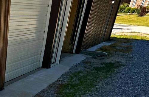 Rowdy House | Holler Hide-Out! Close to Hazard and Jackson with huge MAN CAVE/HOT TUB!