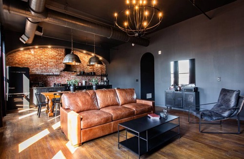 Downtown Louisville Apartment | Hollyhock Suite 502: 4 bed/2 bath with soaking tub