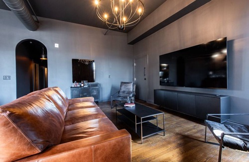 Downtown Louisville Apartment | Hollyhock Suite 502: 4 bed/2 bath with soaking tub