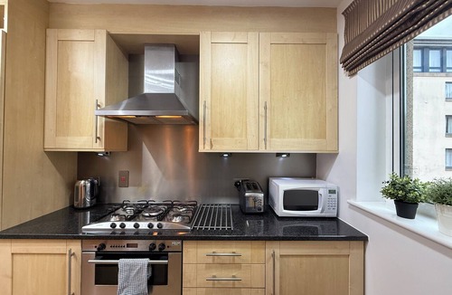 Old Town Apartment | Holyrood Apartment with parking & lift access
