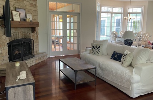 Zenda House | Home away from homeW3676 Lakeview Ave Lake Geneva, IL