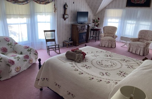 Warroad House | Home Built in1914 along the Warroad River. We are a smoke free establishment.