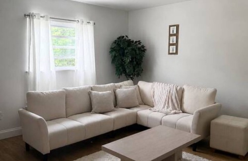 Dayton House | Homestead bungalow located in Dayton OH 3 bedrooms with AC