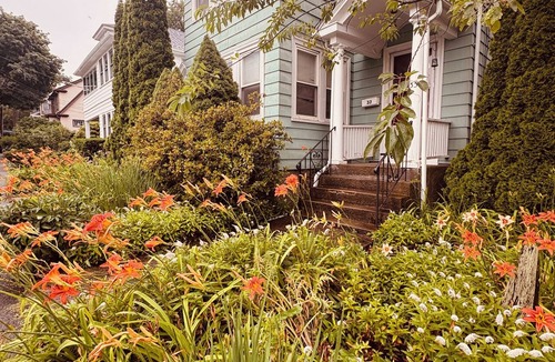 Swampscott Apartment | Homey 3-bedroom apt. in quiet neighborhood Swampscott 7 minute walk Beach.
