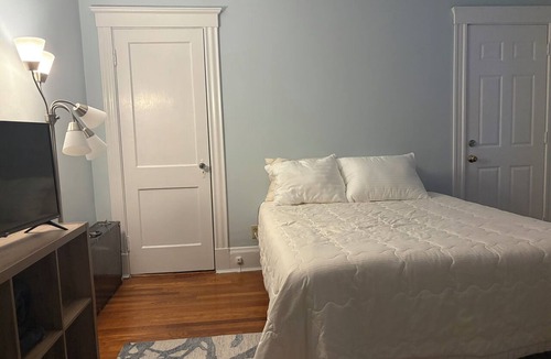 Swampscott Apartment | Homey 3-bedroom apt. in quiet neighborhood Swampscott 7 minute walk Beach.