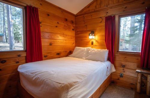 Babbitt House | Honeymoon Cabin - One Bed Retreat - Parking - Netflix CB07