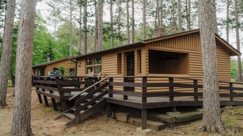 Babbitt House | Honeymoon Cabin - One Bed Retreat - Parking - Netflix CB07