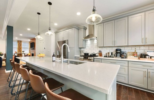 Central Northside House | ★ HostWise Stays ★ Vibrant Getaway - Skyline Rooftop Deck & Garage