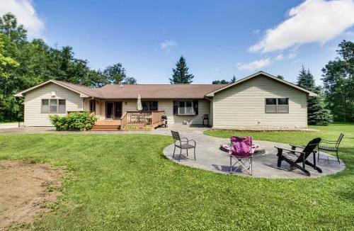Onamia House | Hot Tub & 2 Recreation Rooms: Spacious Onamia Home