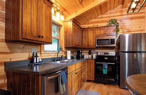 Logan Cabin | Hot Tub + Arcade + Fire Pit, Shuffleboard, Dogs OK