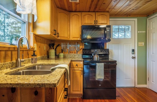 Rockbridge Cottage | Hot Tub/Fire Pit/Play set/Arcade/Easy access to everything 4 mins to US 33