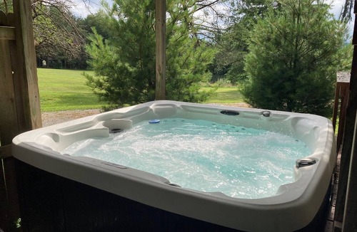Rockbridge Cottage | Hot Tub/Fire Pit/Play set/Arcade/Easy access to everything 4 mins to US 33