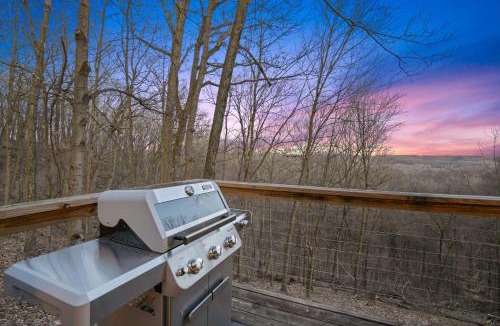 Amanda House | Hot tub, fireplace, fire pit, pool table, grill, EV, pets, HOA lake