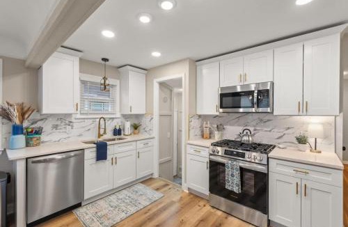 Parma Heights House | Hot Tub Game Room with Shuffleboard N64 Sleeps 8