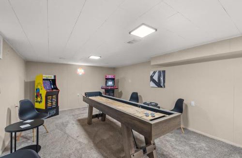 Parma Heights House | Hot Tub Game Room with Shuffleboard N64 Sleeps 8