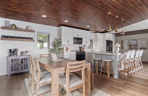 Cushing Cabin | Hot Tub| LilyPad + Trampoline | Game Room