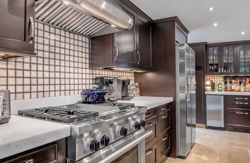 West Suburb House | Hot Tub | Luxury | Patio | Fire Pit | Downtown