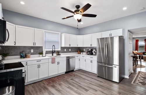 Detroit - Shoreway House | Hot Tub - N64 - Mins to Downtown - Sleeps 8