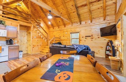 Primrose Cabin | Hot Tub -Pet Friendly -Arcade & Corn Hole-Dock Access w/a Canoe & Paddle Board