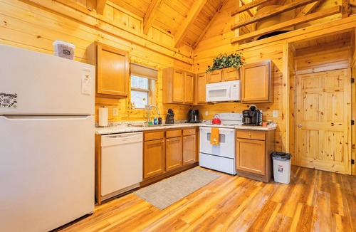 Primrose Cabin | Hot Tub -Pet Friendly -Arcade & Corn Hole-Dock Access w/a Canoe & Paddle Board