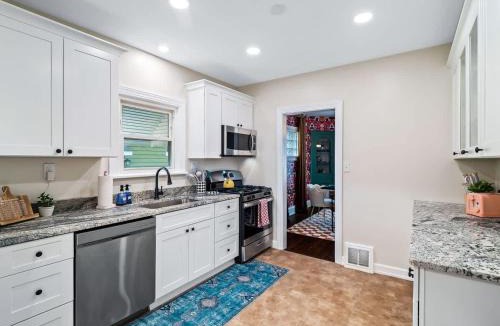 South Hills House | Hot Tub Ping Pong Sleeps 9 Retro Fun