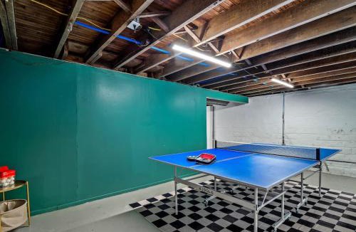 South Hills House | Hot Tub Ping Pong Sleeps 9 Retro Fun