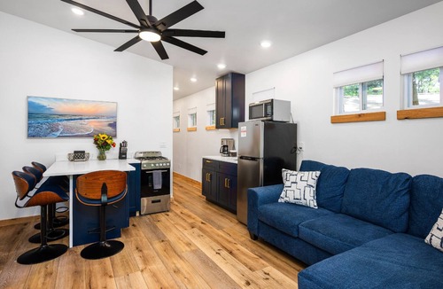 Mayfield House | Hot Tub| Sauna| Arbutus Lake| Pines| 15 min to TC!