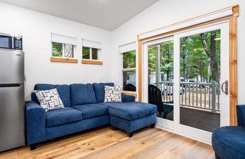 Mayfield House | Hot Tub| Sauna| Arbutus Lake| Pines| 15 min to TC!