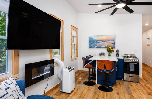 Mayfield House | Hot Tub| Sauna| Arbutus Lake| Pines| 15 min to TC!