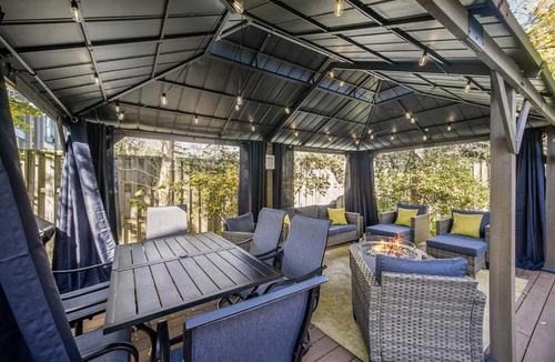 Burns Park House | Hot Tub Theater Sauna Deck Fire Pit Walk to StadiumDowntownPark