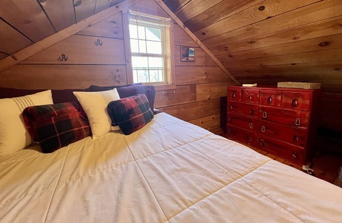 Zoe Cabin | Hot Tub, WiFi & Pets - Sunday Silence in Red River Gorge, KY!