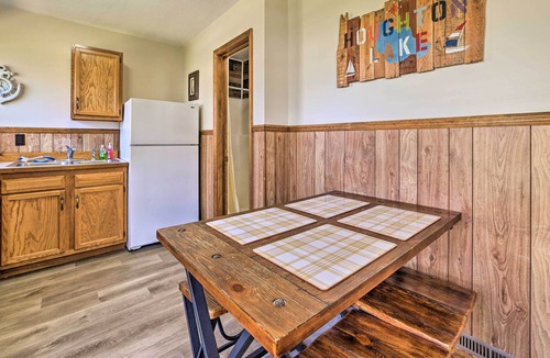 Houghton Lake Cabin | Houghton Lake Cabin w/ Private Resort Beach!