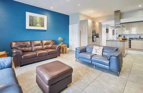 Newcastle-upon-Tyne House | House Sleeps 12 with Parking and Garden