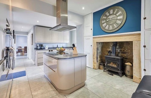 Newcastle-upon-Tyne House | House Sleeps 12 with Parking and Garden