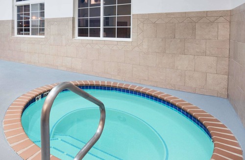 Oacoma Hotel | Howard Johnson Hotel & Suites by Wyndham Oacoma