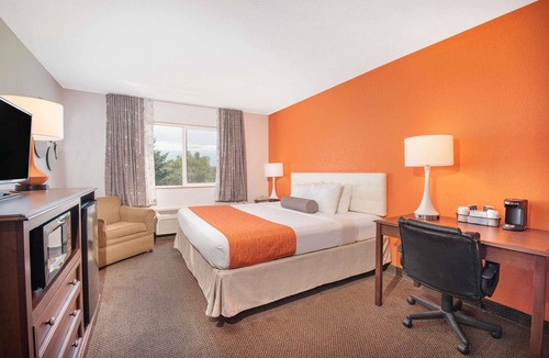 Oacoma Hotel | Howard Johnson Hotel & Suites by Wyndham Oacoma