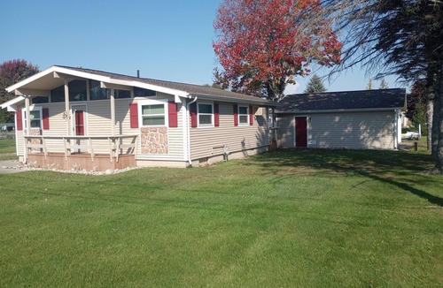 Spruce House | Hubbard Lake Waterfront - Step out to your Boat!
