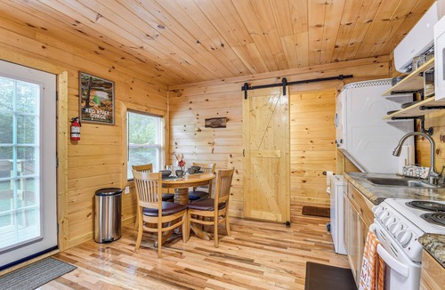 Beattyville Apartment | ‘Hudson’s Hideaway Cabin’ on Creek in Beattyville!