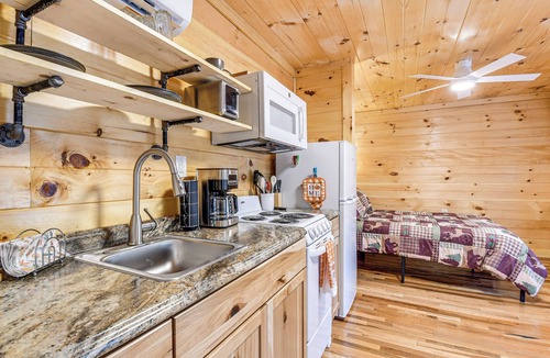 Beattyville Apartment | Hudsons Hideaway Cabin on Creek in Beattyville!
