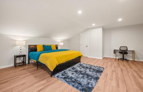 Maple Hill House | Huge 10BR Family Stay, Sleeps 20 in Bloomfield, CT