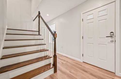 Maple Hill House | Huge 10BR Family Stay, Sleeps 20 in Bloomfield, CT
